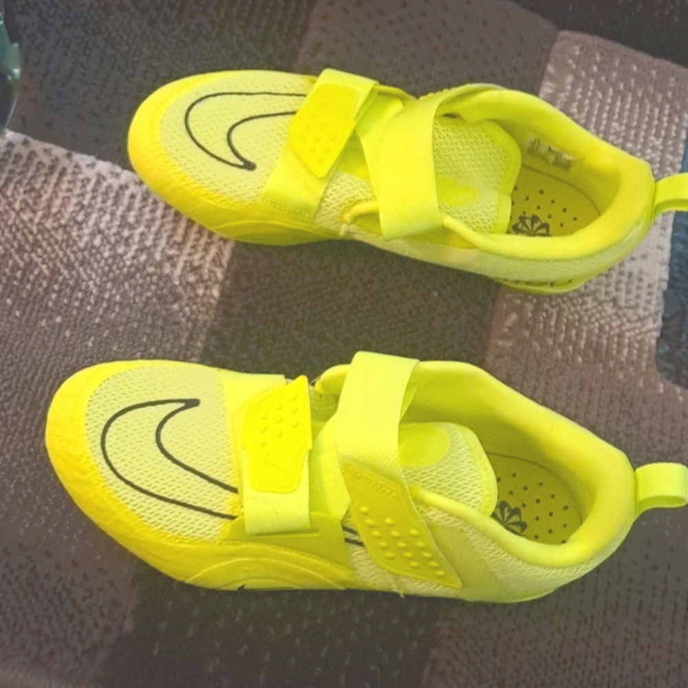 Nike track shoes 9.5 men's bright yellow